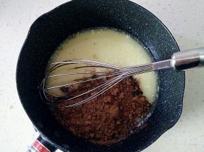 玉米油和牛奶混合加热至微沸，趁热筛入可可粉。