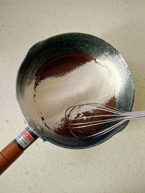 筛入低筋面粉搅拌均匀。