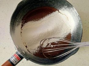 筛入低筋面粉搅拌均匀。