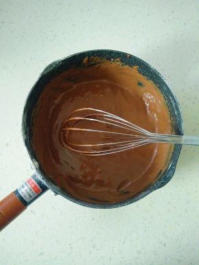 搅打搅拌顺滑放一旁备用。