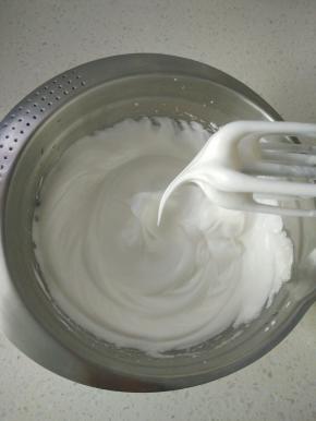 蛋白分三次加糖打发至7、8分发，拉起有小弯钩。