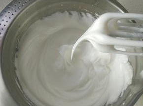 蛋白分三次加糖打发至7、8分发，拉起有小弯钩。