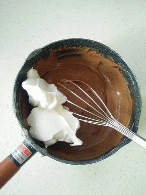 取三分之一蛋白霜加入蛋黄糊内拌匀，再加入一部分蛋白霜翻拌均匀。