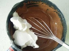 取三分之一蛋白霜加入蛋黄糊内拌匀，再加入一部分蛋白霜翻拌均匀。