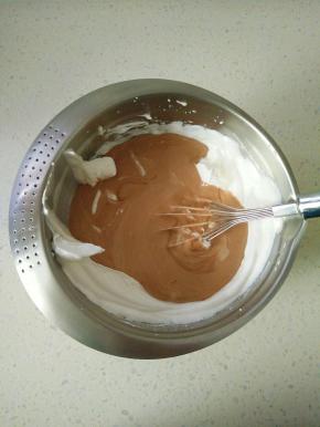 将蛋糕糊倒入剩余的蛋白霜中。