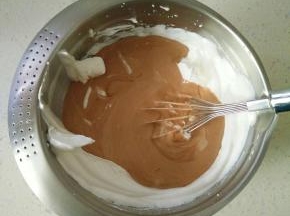 将蛋糕糊倒入剩余的蛋白霜中。