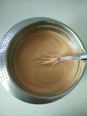 翻拌均匀，装入裱花袋。