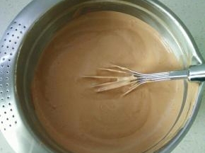 翻拌均匀，装入裱花袋。