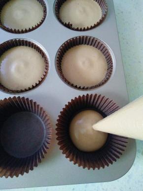 均匀挤入模具中。