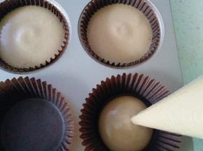 均匀挤入模具中。