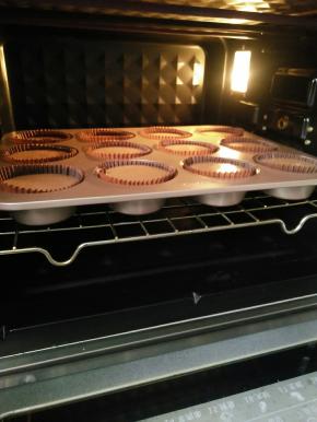 为了防止开裂低温烘烤，用130度约35分钟。