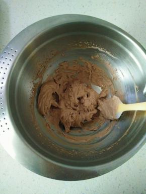 淡奶油加入可可粉与细砂糖打发，装入裱花袋。