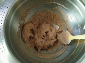 淡奶油加入可可粉与细砂糖打发，装入裱花袋。