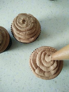 转圈挤在蛋糕上。