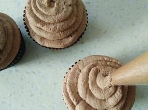 转圈挤在蛋糕上。