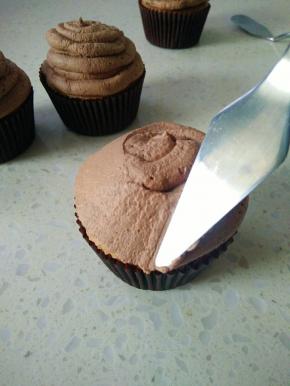 用小抹刀抹圆或用一条油纸抹平表面。