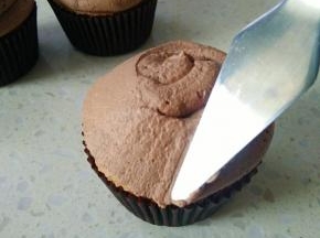 用小抹刀抹圆或用一条油纸抹平表面。