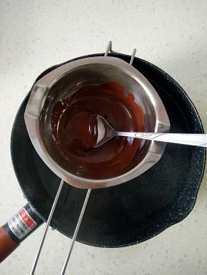 将黑巧克力隔水融化。