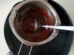 将黑巧克力隔水融化。