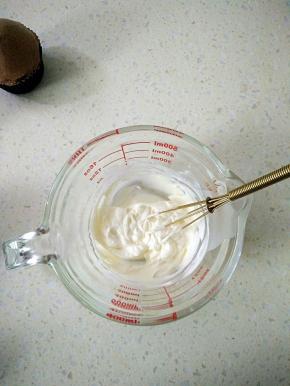 取10～20克淡奶油手动打发后装入裱花袋。