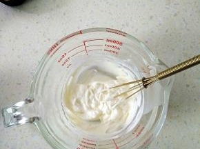 取10～20克淡奶油手动打发后装入裱花袋。