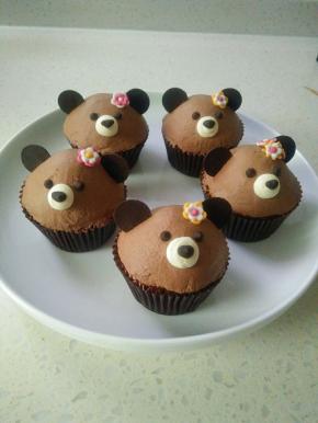 用翻糖做几朵小花摆在头顶即可。