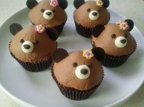 用翻糖做几朵小花摆在头顶即可。