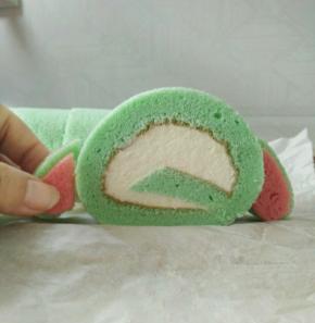 开始组装取半块心形蛋糕抹上巧克力粘在蛋糕卷侧面。