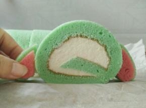 开始组装取半块心形蛋糕抹上巧克力粘在蛋糕卷侧面。