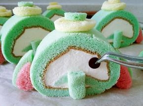 粘上眼睛，萌萌的小飞象蛋糕就完成啦！