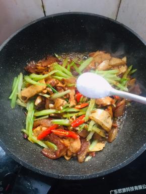 加入一勺盐翻炒均匀。