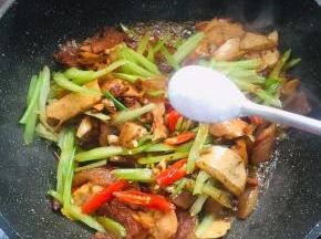 加入一勺盐翻炒均匀。