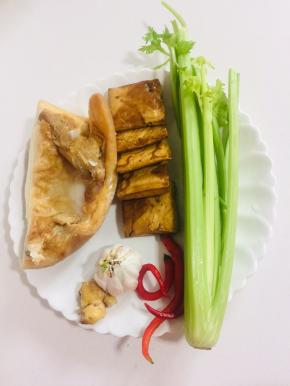 准备好所需的食材：
西芹1颗，香干5块，煮熟的腊肉1块，红辣椒3个，蒜瓣1个，生姜1块。