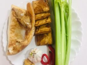 准备好所需的食材：
西芹1颗，香干5块，煮熟的腊肉1块，红辣椒3个，蒜瓣1个，生姜1块。