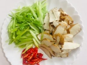 西芹洗净切成片，香干顶刀斜切成薄片，红辣椒切成块儿备用。
