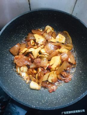 放入香干中小火炖煮2分钟，让香干充分吸收腊肉的汤汁儿。
