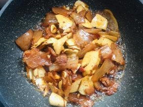 放入香干中小火炖煮2分钟，让香干充分吸收腊肉的汤汁儿。