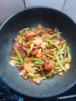 起锅前加入适量的鸡精调味即可。