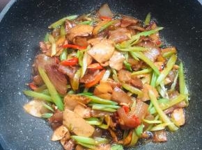 起锅前加入适量的鸡精调味即可。