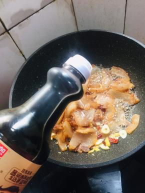 放入少许红烧酱油翻炒均匀。