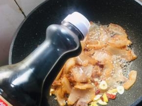 放入少许红烧酱油翻炒均匀。