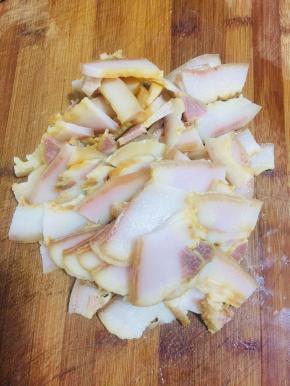腊肉切成薄片备用。