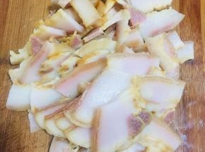 腊肉切成薄片备用。
