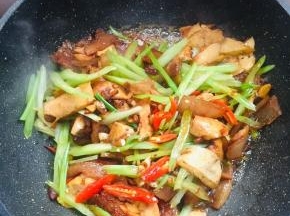 放入西芹和红辣椒翻炒均匀。