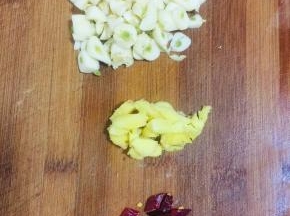 蒜瓣剥皮剁碎，生姜切成小丁，干辣椒切成段儿备用。