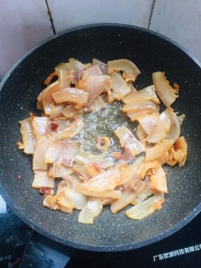 锅烧热，放入腊肉煸炒至出油。