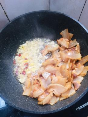 放入生姜，花椒，蒜瓣，干辣椒爆香。