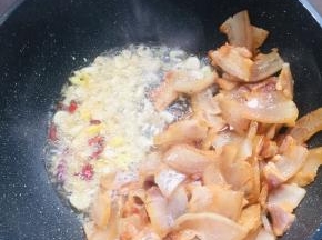 放入生姜，花椒，蒜瓣，干辣椒爆香。