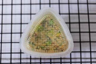 盖上模具的盖子后使劲压一下，这样做出来的饭团不会散的呀。