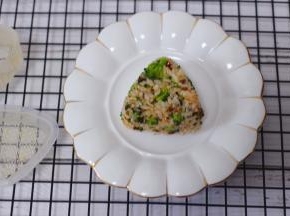 美美滴海青菜饭团就做好了。